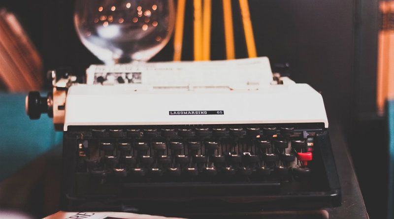 -Otter-periodista maquina de escribir 800 445