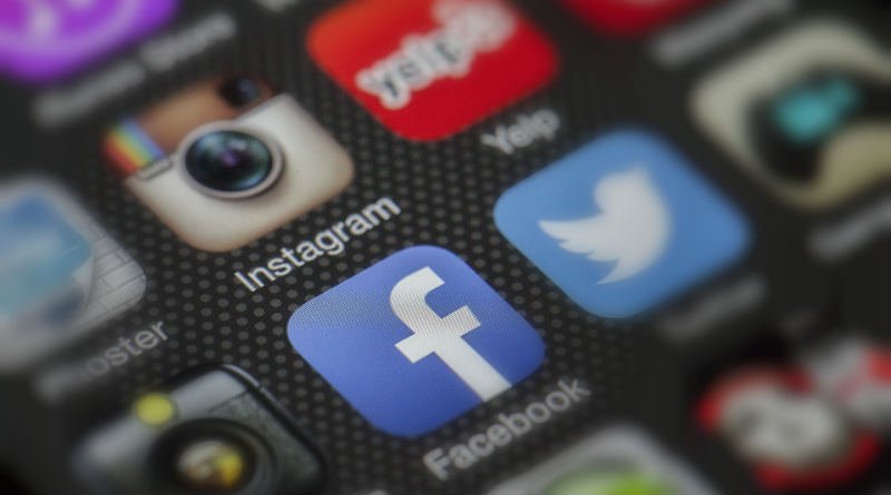 Facebook-Instagram Twitter suspender