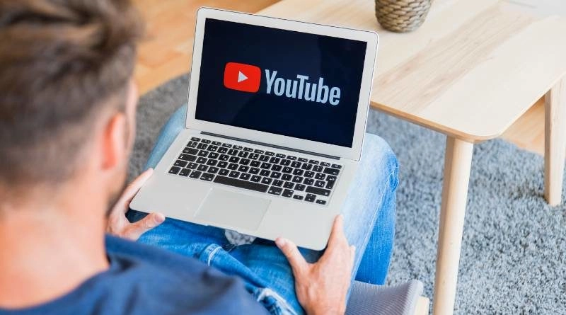 Ordenador con el logo de YouTube en pantalla
