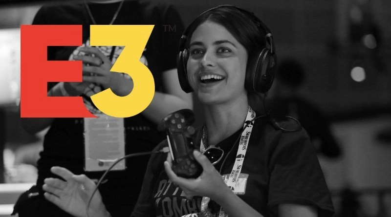 Mujer jugando videojuegos en la E3