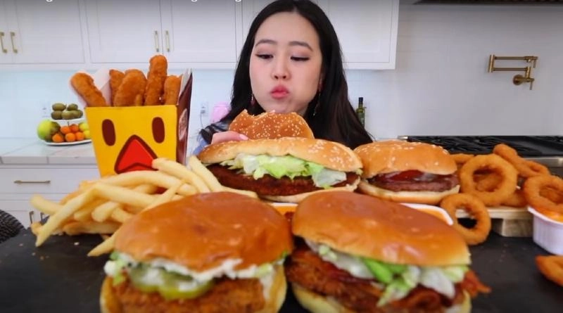 Comer frente a cámara