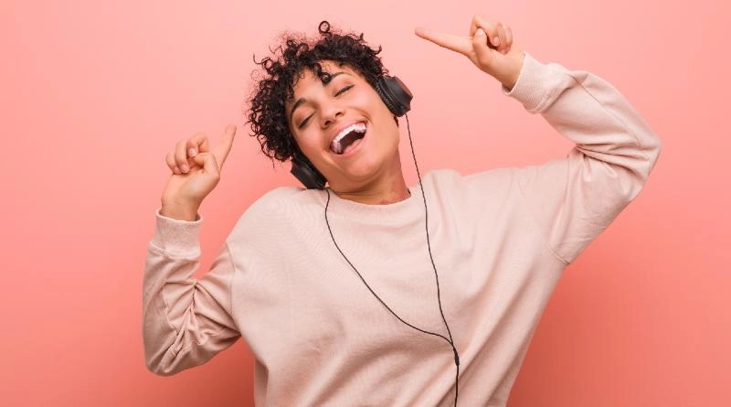 Mujer escuchando música