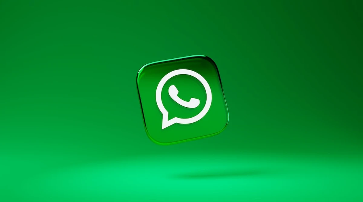 whatsapp sobre fondo verde