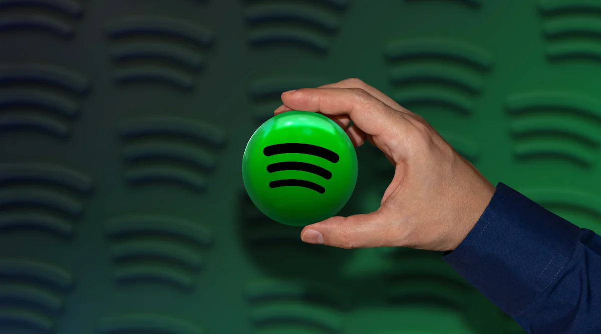 Spotify logo en la mano