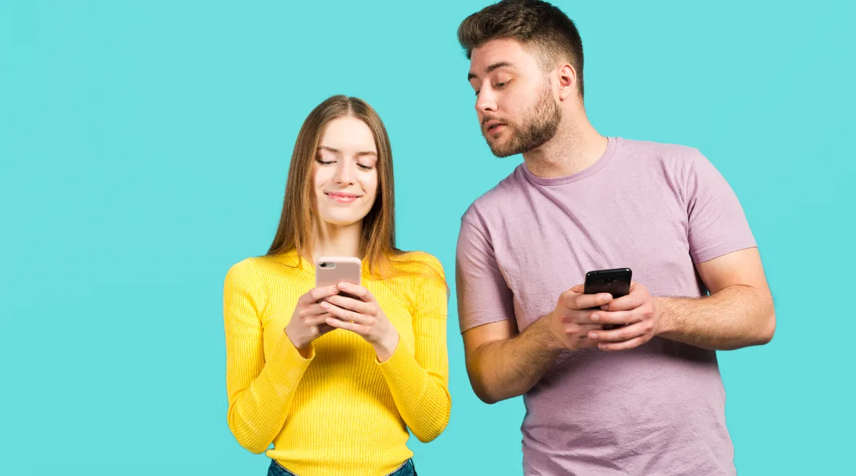 pareja usando sus moviles