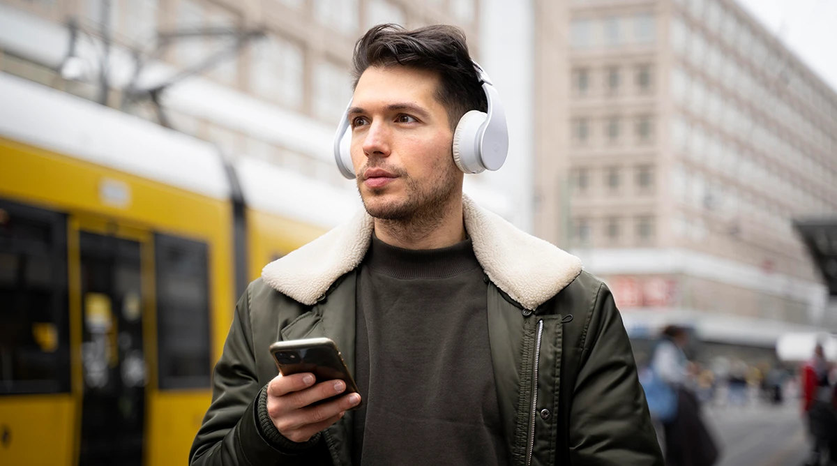 Cómo funciona la cancelación activa de ruido de los auriculares