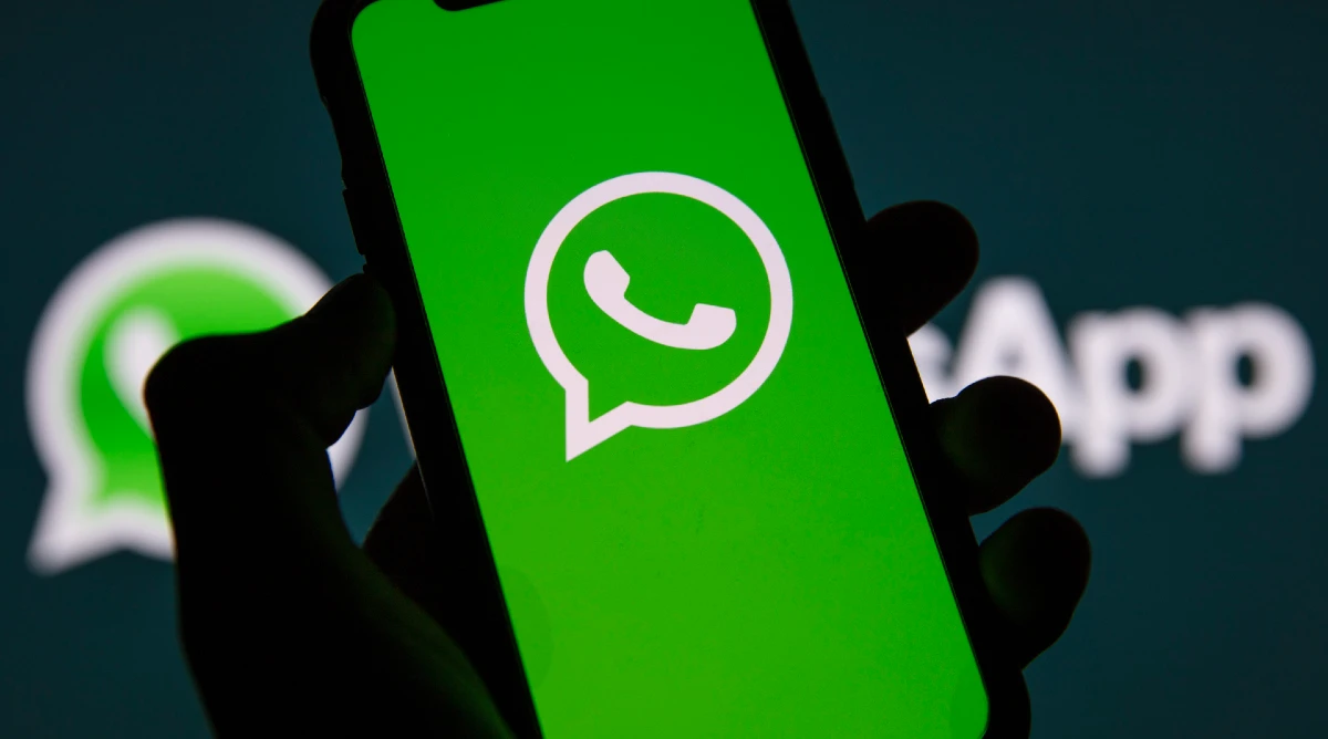 WhatsApp en móvil sobre logo