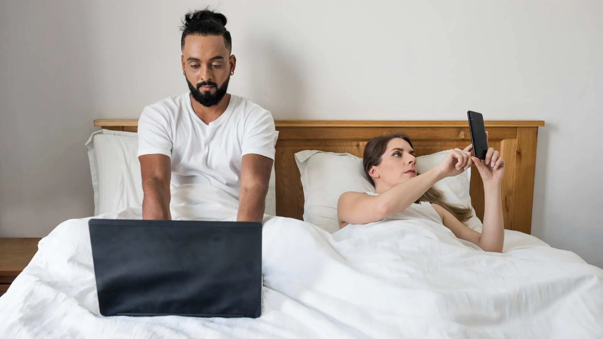 pareja internet cama